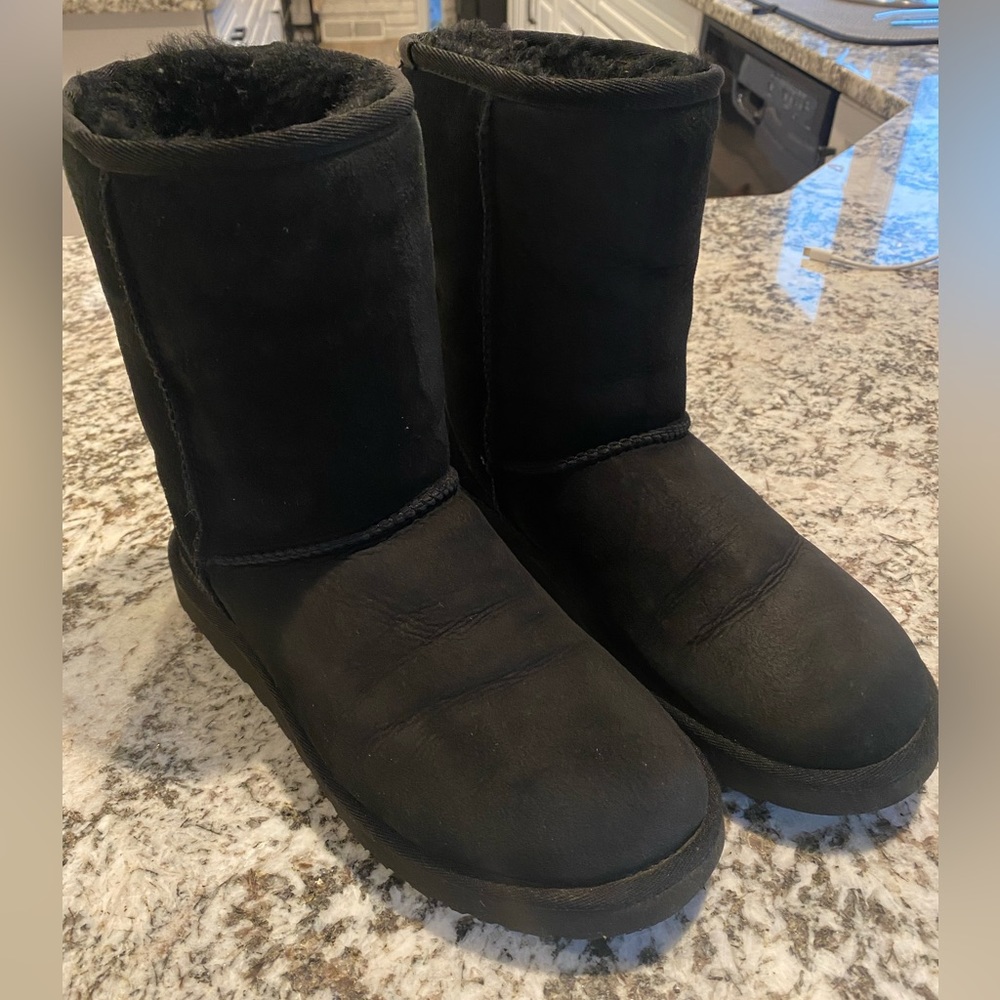 UGG Short Black Women’s Size 8